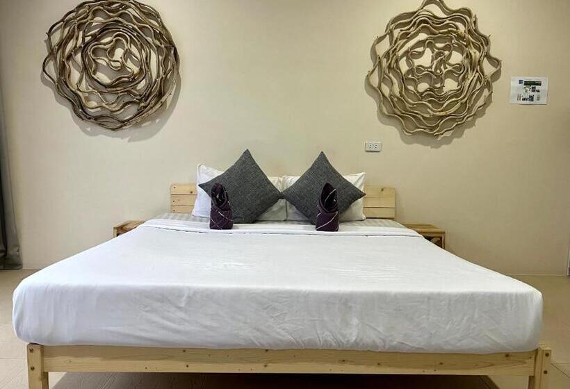 Номер Deluxe с Балконом, Leo Hostel