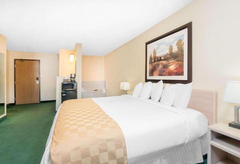 Люкс Deluxe Кровать Кинг, Days Inn & Suites By Wyndham Fargo 19th Ave/airport Dome