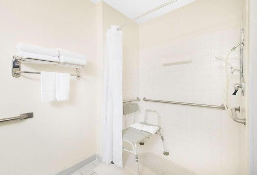 Номер Стандарт Адаптированный для Инвалидов, Days Inn & Suites By Wyndham Fargo 19th Ave/airport Dome
