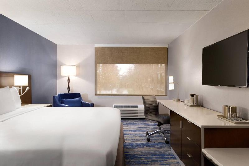 带大床的标准间, Skyline Hotel Detroit Airport, Surestay Collection By Bw