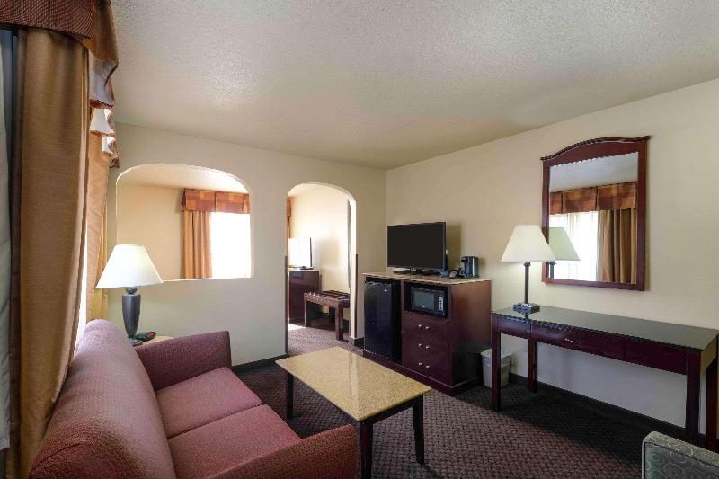 سوئیت با تخت بزرگ, Surestay Plus Hotel By Best Western Silver City