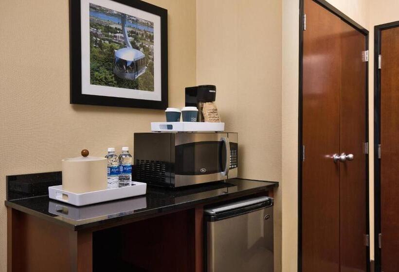 带特大床的豪华房间, Four Points By Sheraton Portland East