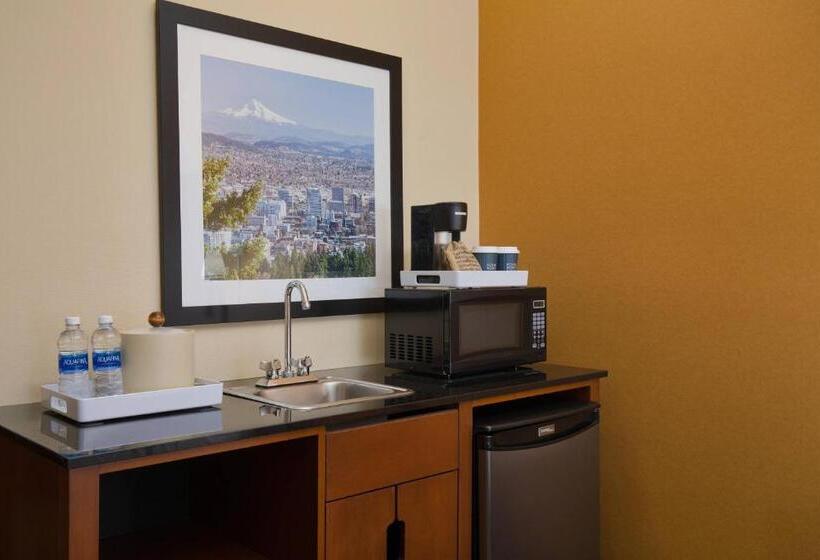 带大床的豪华间, Four Points By Sheraton Portland East