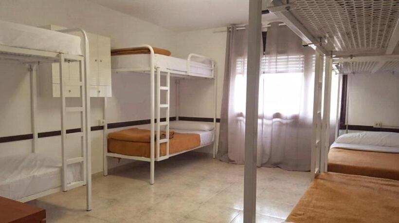 تختخواب در اتاق مشترک, Hostel Penedes