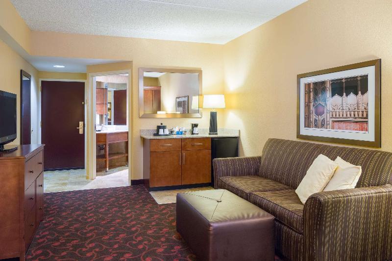 스위트, Larkspur Landing Carlisle