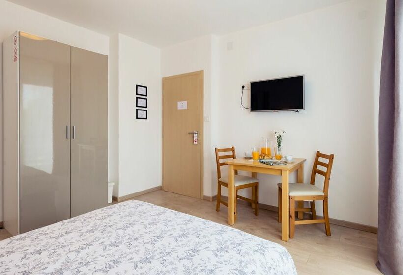 Номер Стандарт Вид на Бассейн, Rooms & Apartments Karlo