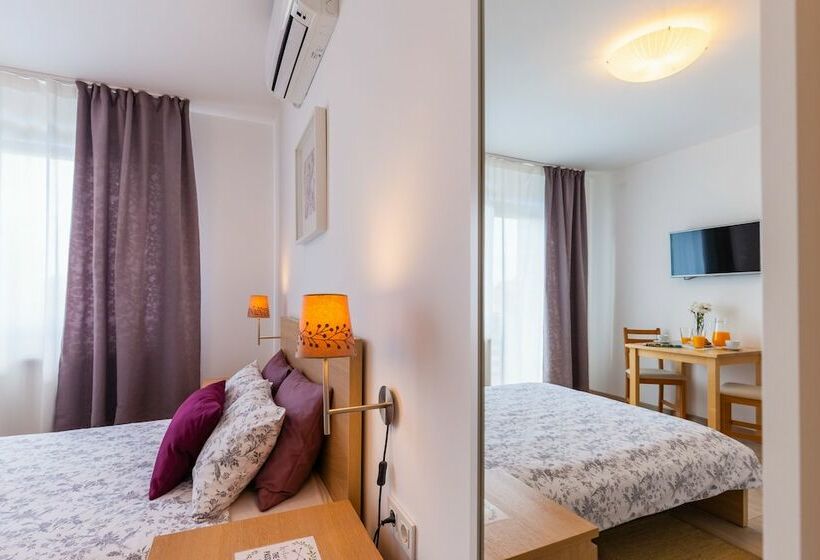 Номер Стандарт Вид на Бассейн, Rooms & Apartments Karlo