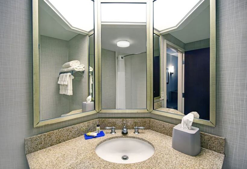 Номер Стандарт, Holiday Inn Express & Suites Cincinnati Riverfront, An Ihg