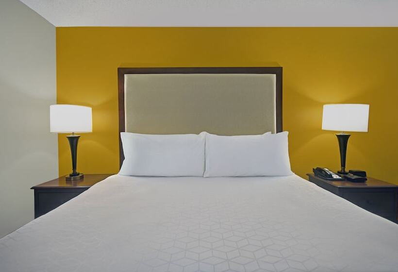 Номер Стандарт, Holiday Inn Express & Suites Cincinnati Riverfront, An Ihg