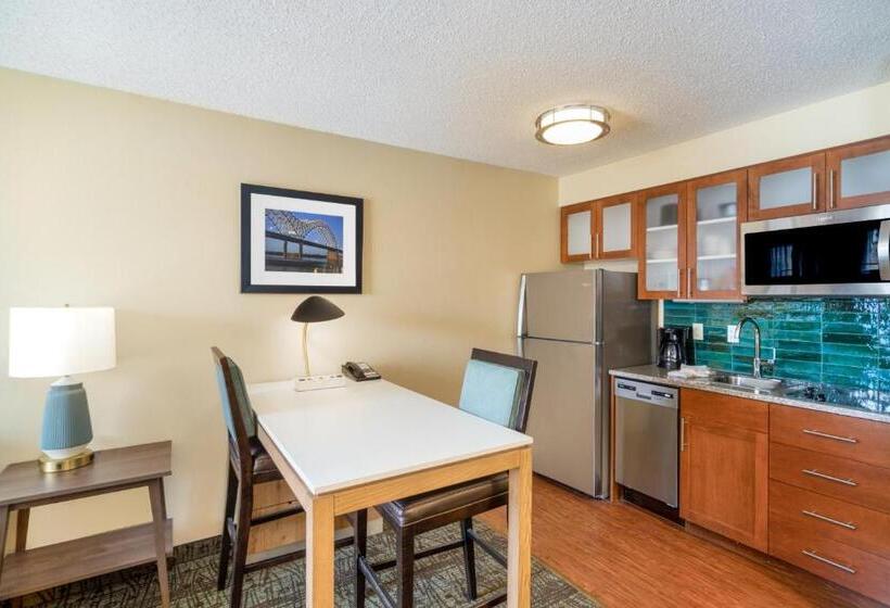 מיטת קינג בסוויטה, Staybridge Suites Memphis Poplar Ave East, An Ihg