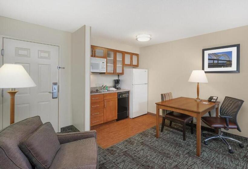מיטת קינג בסוויטה, Staybridge Suites Memphis Poplar Ave East, An Ihg