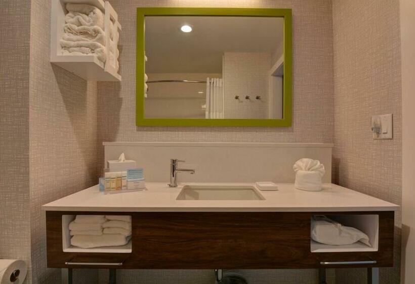 스탠다드 스튜디오, Hampton Inn & Suites Middleburg
