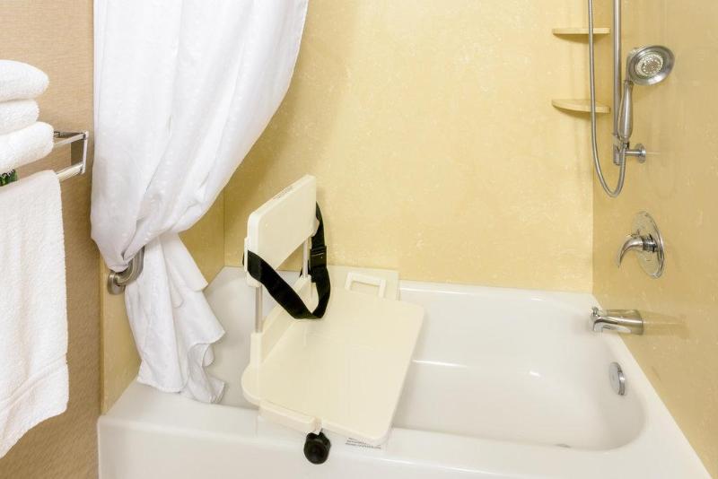 Номер Стандарт Кровать Кинг Адаптированный для Инвалидов, Holiday Inn Express Roseburg, An Ihg