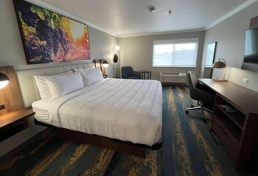 キングサイズベッドのスタンダードルーム, La Quinta Inn & Suites By Wyndham Yakima Downtown