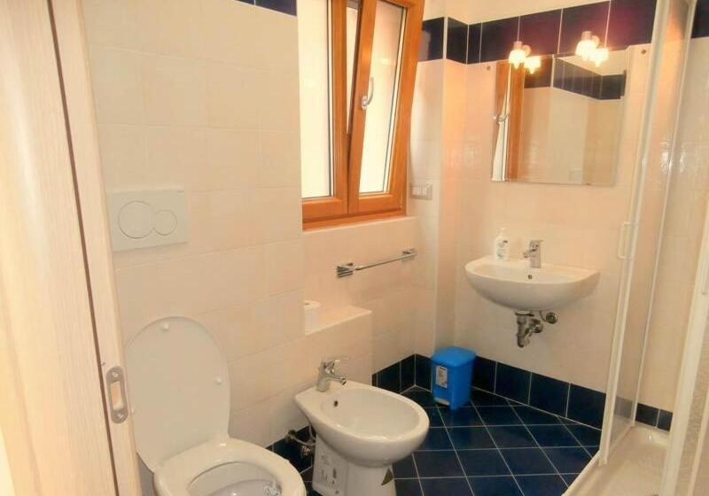 Номер Стандарт с Балконом, B&b Della Contrada Varenna