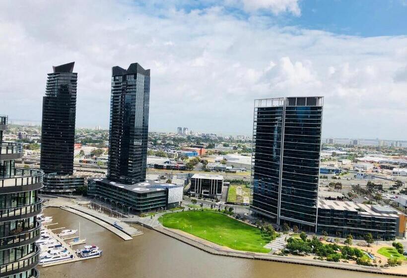 2 Bedrooms Apartment City View, Winston Apartments Docklands