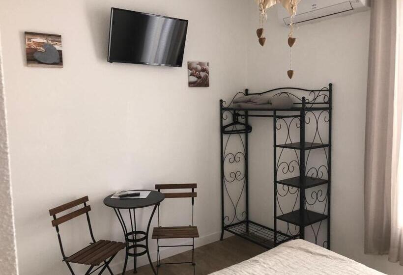オーシャンビュースタンダードルームバルコニー付き, Hôtel Le Carnon