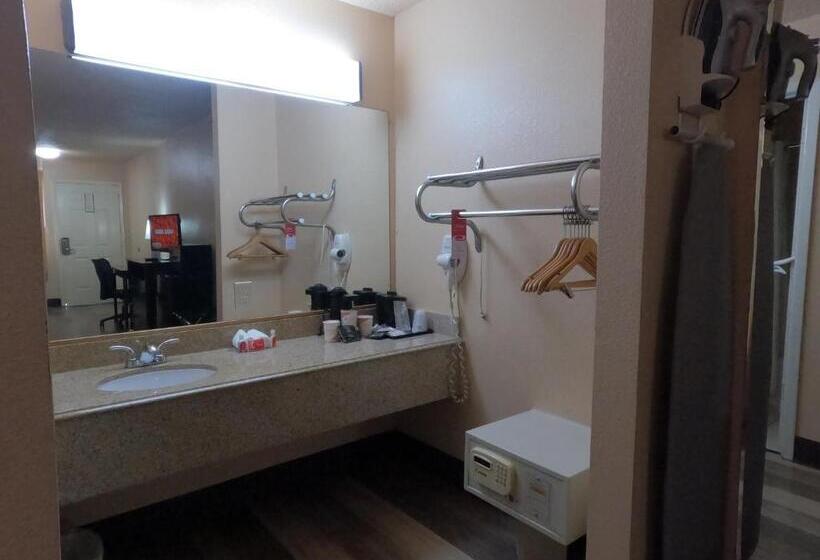 מיטת קינג בסוויטה, Econo Lodge Inn & Suites Downtown Northeast Near Fort Sam Houston