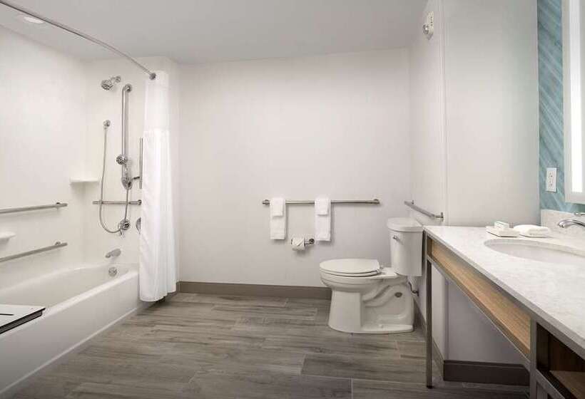 장애인을 위한 킹사이즈 침대 스탠다드 룸, The Inverness Denver, a Hilton Golf & Spa Resort