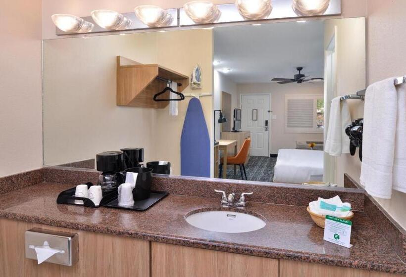 Номер Superior Кровать Кинг, La Fuente Inn & Suites