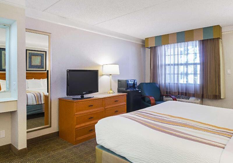 Номер Deluxe Кровать Кинг, La Quinta Inn By Wyndham Denver Northglenn