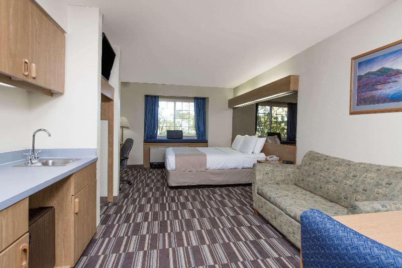 带大床的套房, Baymont Inn & Suites By Wyndham Anchorage Airport