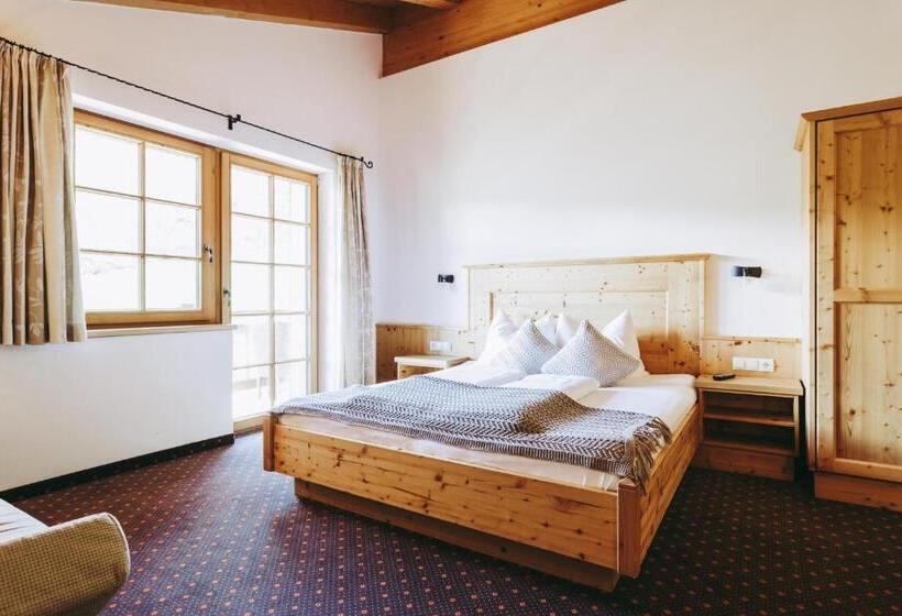 Quarto Familiar, Andis Almdorf