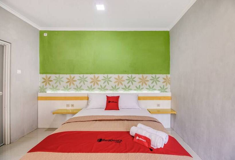 Номер Deluxe, Reddoorz Near Malioboro Tugu Station Jogja 2