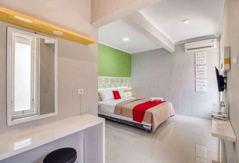 Номер Deluxe, Reddoorz Near Malioboro Tugu Station Jogja 2
