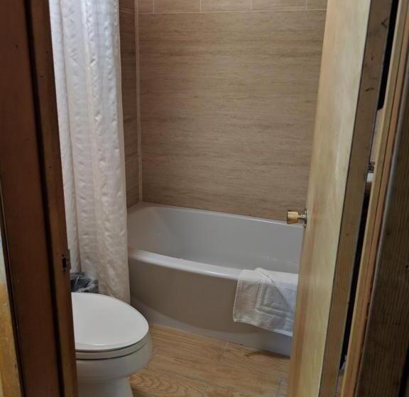Номер Deluxe, The Pines Resort & Conference Center