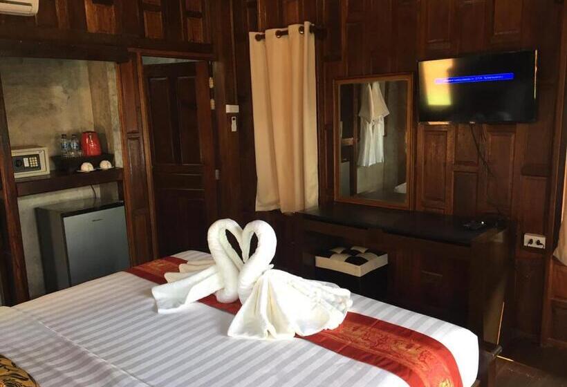 디럭스 룸, Tara Beach Resort Udonthani