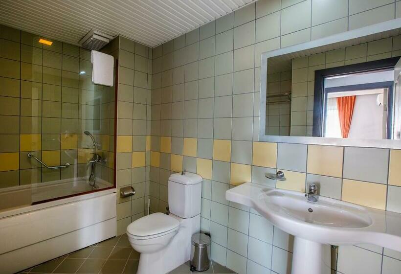 Habitación Triple Estándar con Balcón, Grand Alisa Hotel – Ex.royalisa