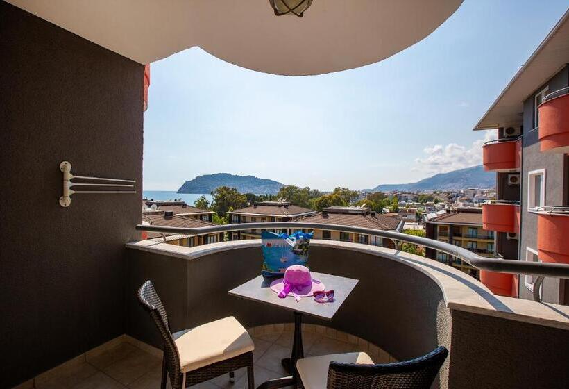 Habitación Triple Estándar con Balcón, Grand Alisa Hotel – Ex.royalisa