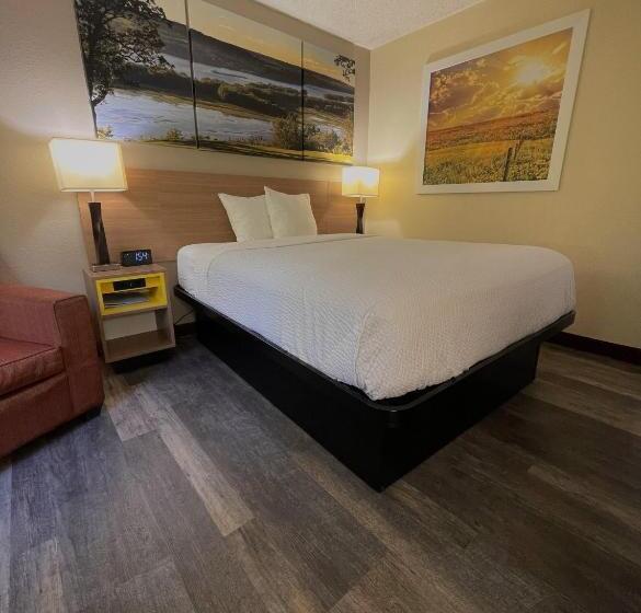 스탠다드 룸, Days Inn & Suites By Wyndham Kaukauna Wi