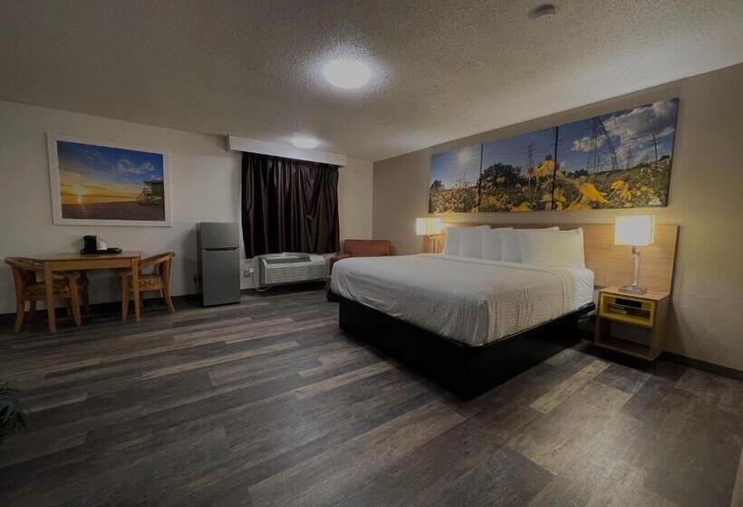 Люкс Кровать Кинг, Days Inn & Suites By Wyndham Kaukauna Wi
