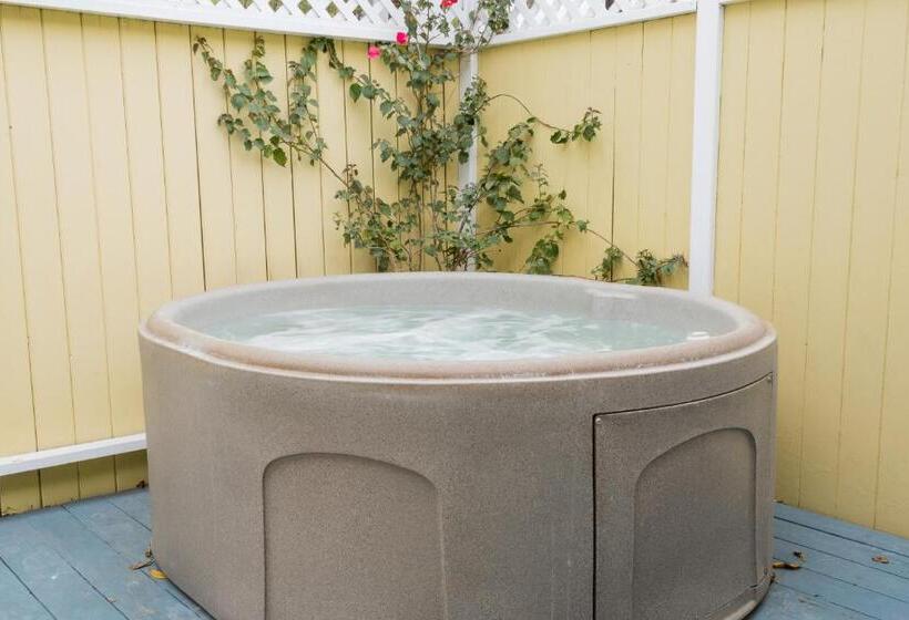 Номер Deluxe, Secret Garden Inn & Cottages