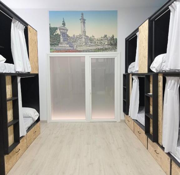 تختخواب در اتاق مشترک, Planeta Cadiz Hostel
