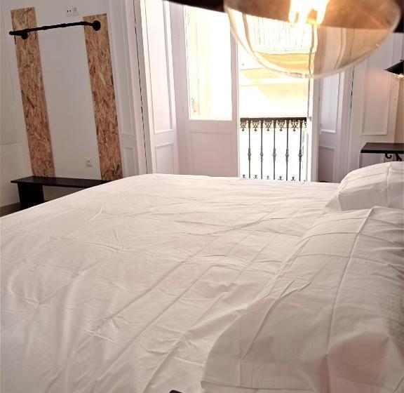 اتاق لوکس با بالکن, Planeta Cadiz Hostel