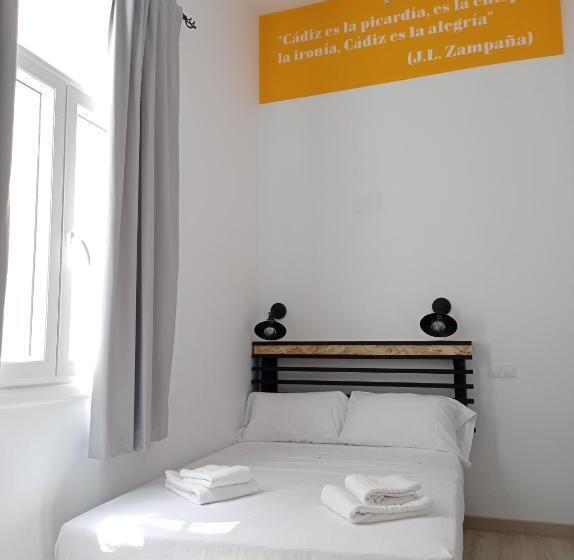 اتاق اکونومی, Planeta Cadiz Hostel