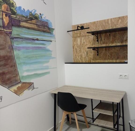 اتاق اکونومی, Planeta Cadiz Hostel