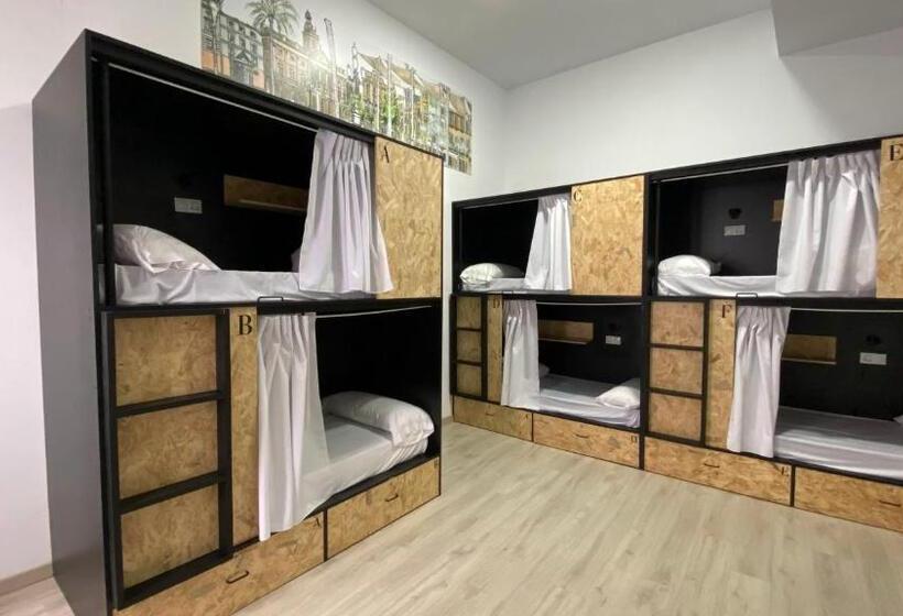 تختخواب در اتاق مشترک, Planeta Cadiz Hostel