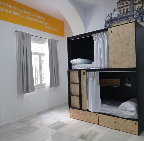 تختخواب در اتاق مشترک, Planeta Cadiz Hostel