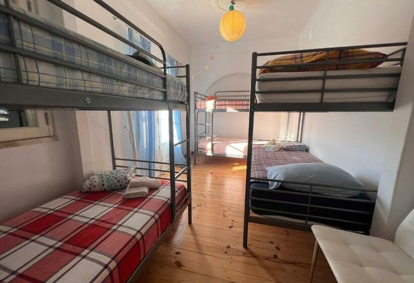 تختخواب در اتاق مشترک, Caparica Surf Villa