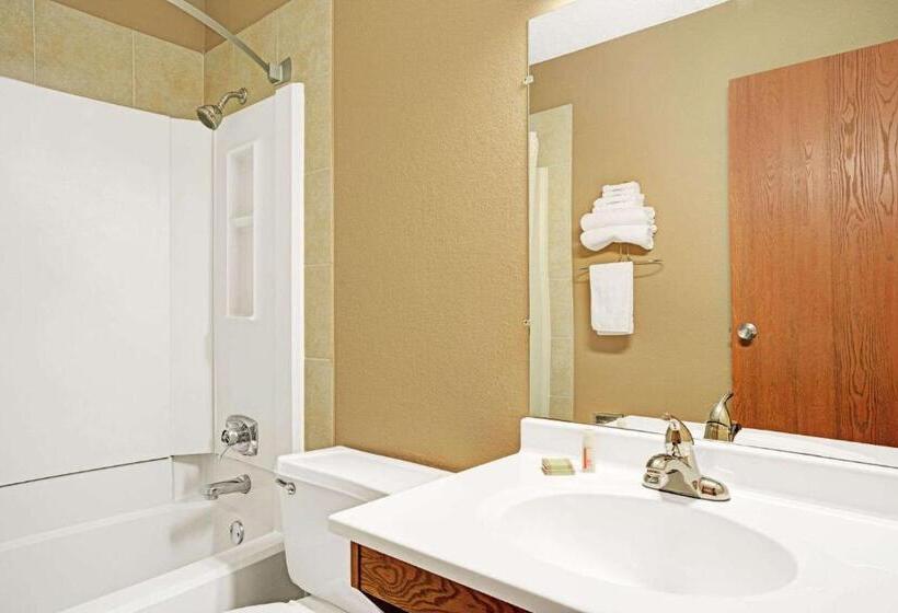 Люкс Кровать Кинг, Super 8 By Wyndham Rogers Minnesota