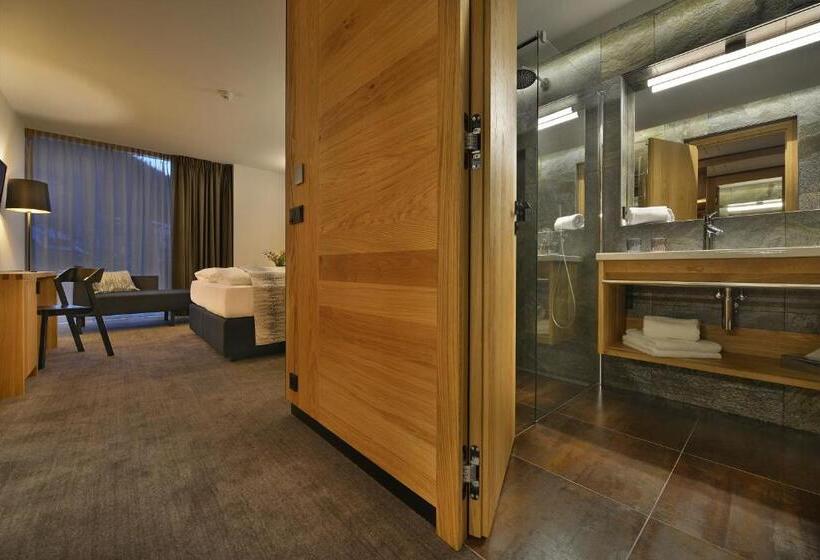 Номер Superior, Grand Hotel Hradec