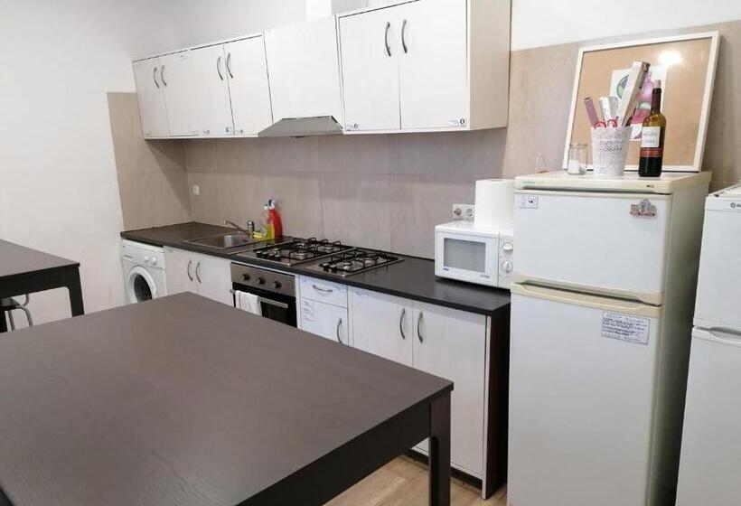 اتاق استاندارد چهار تخته, Chiado Open World Hostel