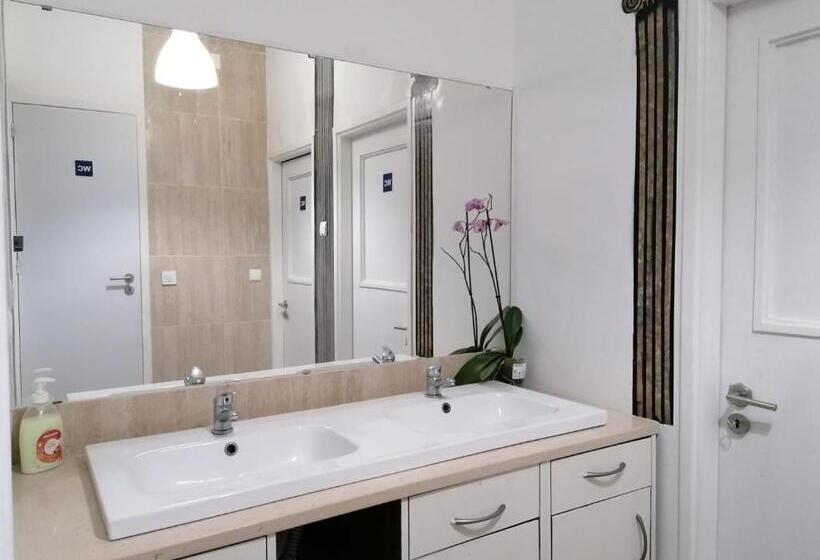 اتاق استاندارد چهار تخته, Chiado Open World Hostel