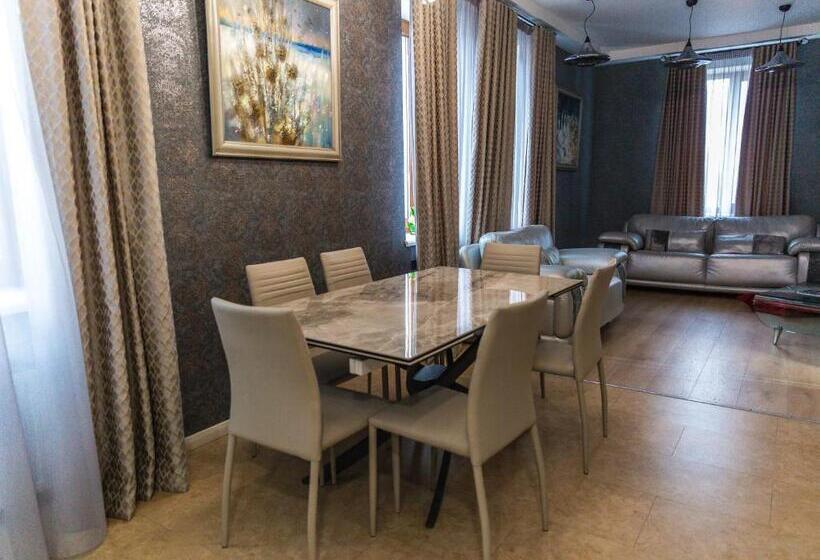 스탠다드 스튜디오, Mandarin Clubhouse