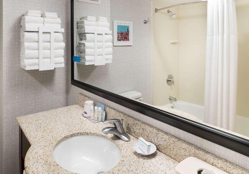 Quarto Estandar Cama King para Deficientes Físicos, Baymont by Wyndham Marion, Oh