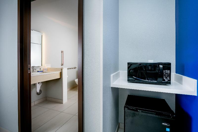 适合残疾人士使用的带超级大床的标准间, Holiday Inn Express & Suites   Bend South, An Ihg